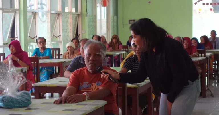 Kegiatan ringan penuh makna dari Synergy saat berbagi di Griya Wreda