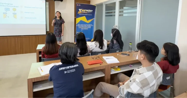 Pelatihan internal Synergy tentang pentingnya komunikasi dan etika agar tidak terjadi kesalahpahaman