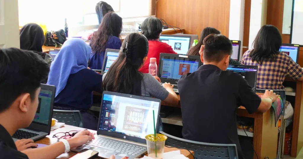 Sesi belajar desain di Synergy dengan cara yang praktis dan penuh trik jitu