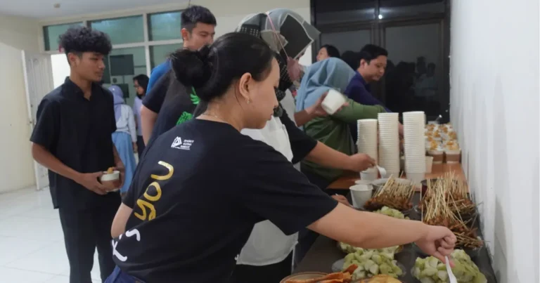 Kebersamaan dalam buka puasa bersama Synergy: satu meja, banyak cerita, satu tujuan