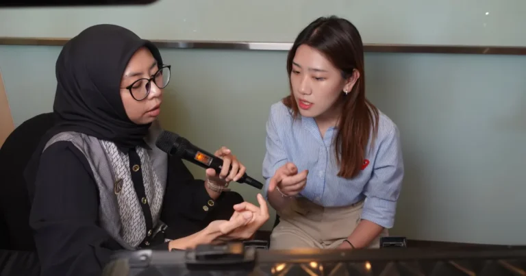 Pelatihan internal makeup dari Synergy untuk tampil rapi dan profesional di lingkungan kerja