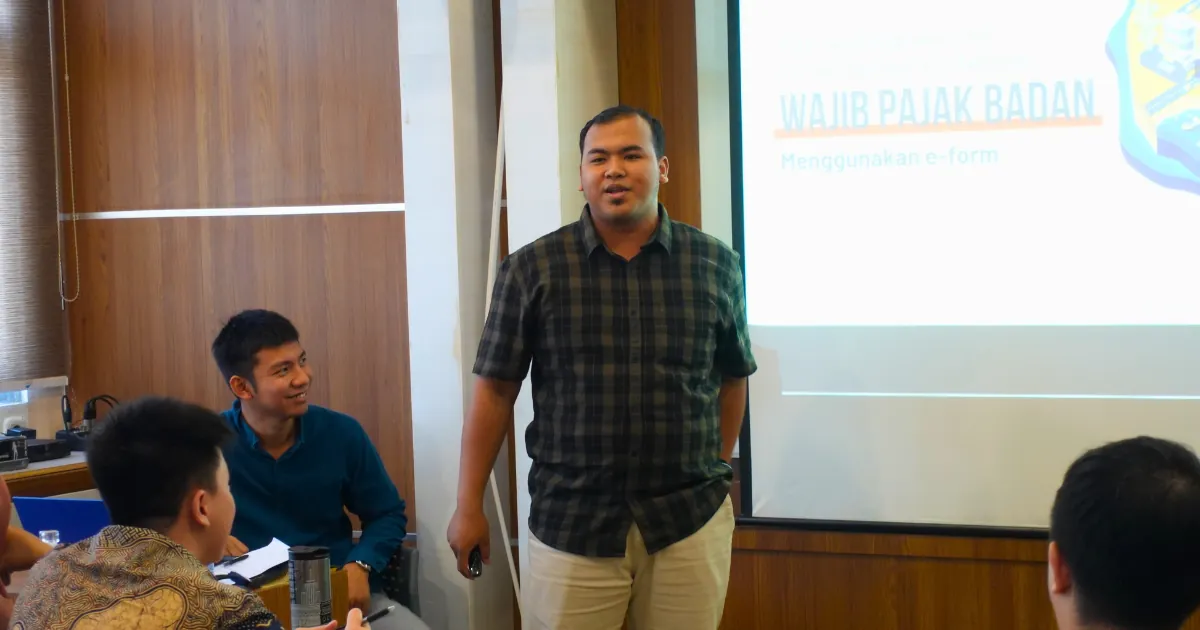Sesi pelatihan internal dari Synergy yang membahas topik pajak dengan cara sederhana dan mudah dipahami