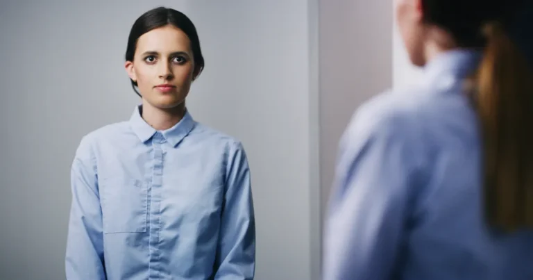 Ilustrasi bara api dalam cermin sebagai simbol kekuatan emosi dalam psikologi