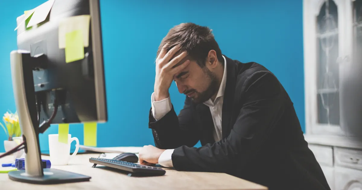 Ilustrasi skill obsolescence sebagai ancaman karier di tengah perubahan cepat dunia kerja